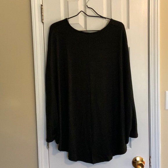 Black Twist-Front Notch Collar Top - Picture 5 of 10